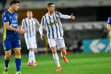 Ronaldo ghi bàn, Juventus vẫn bị cầm hòa.