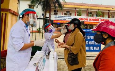 Medical staff in Van Yen check and regulate people coming to the provincial medical centre for health check-up.