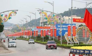 Thành phố Yên Bái rực rỡ cờ hoa mừng Đảng, mừng xuân.