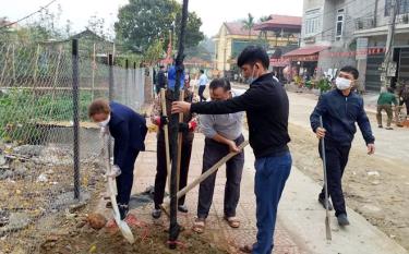 Cán bộ Hội Nông dân, xã Bảo Hưng và nhân dân tham gia công trình 