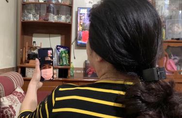 Vợ ông Trần Đức Kha, 71 tuổi ở phường Yên Ninh, thành phố Yên Bái gọi  video call dafabet dang nhap anh con trai lớn đang công tác tại Hà Nội, vì dịch mà không thể về sum họp cùng gia đình tết Nguyên đán này.
