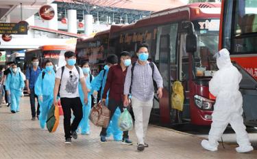 Nearly 900 Yen Bai residents in COVID-19-hit localities return home after two special repatriations thanks to local humane policy.