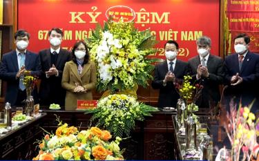 Secretary of the provincial Party Committee Do Duc Duy, head of the 15th National Assembly deputies’ delegation of Yen Bai, presents flowers to congratulate local health workers.