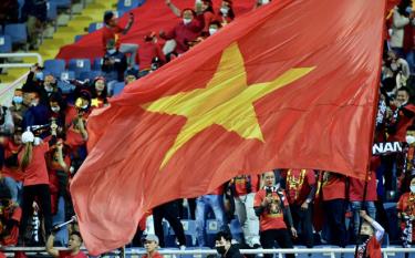 Không khí trên sân Mỹ Đình khi đội tuyển Việt Nam đang dẫn trước 2-0. Ảnh NDĐT