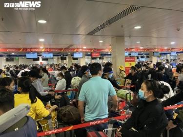 Hành khách chờ làm thủ tục check-in tại sân bay Tân Sơn Nhất.