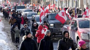 Người dân tham gia cuộc biểu tình tại Ottawa.