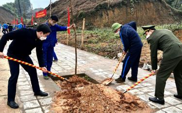 Lãnh đạo huyện và nhân dân huyện Yên Bình ra quân trồng rừng và trồng cây xanh bóng mát tại đường nối hai nhà máy xi măng thuộc tổ 5 và tổ 6, thị trấn Yên Bình.
