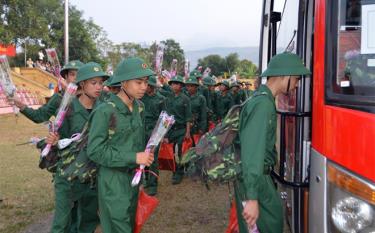 Các tân binh hăng hái lên đường làm nhiệm vụ.