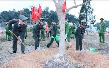 Ban Giám đốc Công an tỉnh Yên Bái tham gia hưởng ứng “Tết trồng cây đời đời nhớ ơn Bác Hồ” xuân Nhâm Dần 2022.