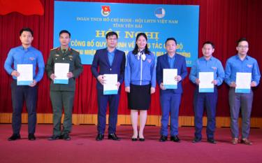 Trao các quyết định về công tác cán bộ tại Tỉnh đoàn Yên Bái