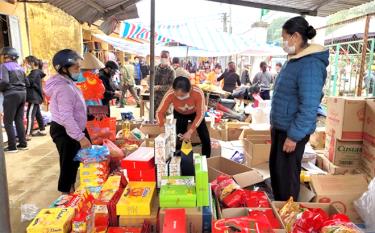 Tiểu thương chợ xã Tân Đồng, huyện Trấn Yên thực hiện nghiêm việc kinh doanh các mặt hàng có nguồn gốc, xuất xứ rõ ràng, đầy đủ nhãn mác, hạn sử dụng.