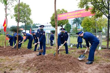 Thiếu tướng Lê Quang Đạo - Tư lệnh Cảnh sát biển; Thiếu tướng Bùi Quốc Oai - Chính ủy Cảnh sát biển cùng các đồng chí trong Thường vụ Đảng ủy, Thủ trưởng Bộ Tư lệnh, Thủ trưởng các cơ quan và đông đảo cán bộ, nhân viên, hạ sĩ quan – binh sĩ cơ quan Bộ Tư lệnh hưởng ứng Tết trồng cây “Đời đời nhớ ơn Bác Hồ”.