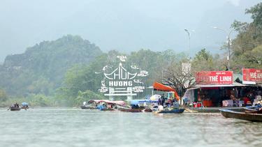 Thuyền chở khách trên suối Yến, tham quan Khu di tích thắng cảnh Hương Sơn sáng 11.2