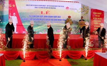 Provincial leaders mark the start of the construction of the Hoa Binh Minh Yen Bai TOYOTA showroom.