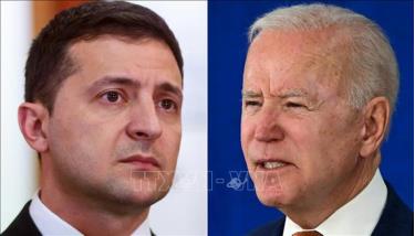 Tổng thống Mỹ Joe Biden (phải) có cuộc điện đàm với người đồng cấp Ukraine Volodymyr Zelensky.