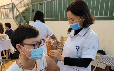 Yên Bái đẩy nhanh tốc độ tiêm phòng, chống dịch COVID-19. (Trong ảnh: Tiêm phòng, chống vắc-xin COVID-19 cho học sinh Trường THPT chuyên Nguyễn Tất Thành - ảnh: Minh Huyền).