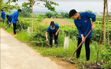 Tuổi trẻ xã Tuy Lộc, thành phố Yên Bái vệ sinh các tuyến đường trên địa bàn xã.