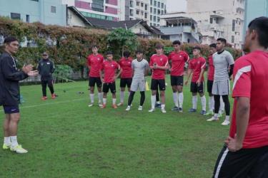 U23 Singapore trong buổi tập chiều 15/2.