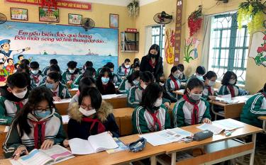 Yen Ninh Secondary School, Yen Bai city is flexible with many teaching and learning options to adapt to the pandemic situation.