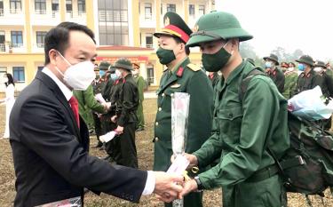 Đồng chí Vũ Quỳnh Khánh - Phó Chủ tịch HĐND tỉnh tặng hoa chúc mừng các tân binh lên đường nhập ngũ