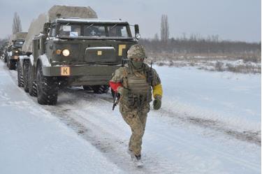 Một binh sĩ Ukraine và hệ thống phóng tên lửa tự hành trong cuộc tập trận ở vùng Kherson, Ukraine, ngày 1/2/2022.