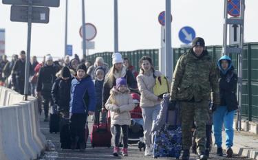 Người dân chờ người thân đến từ Ukraine tại cửa khẩu Medyka, ở Medyka, Ba Lan, ngày 26/2/2022.