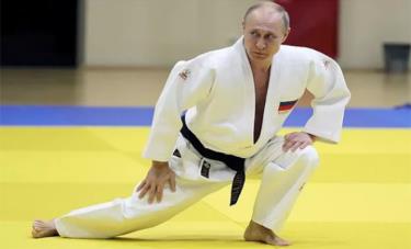 Ông Vladimir Putin tập luyện cùng tuyển judo Nga năm 2019