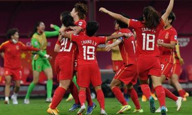 Tuyển nữ Trung Quốc vỡ òa trong sung sướng sau khi đánh bại Hàn Quốc 3-2 ở chung kết Asian Cup hôm 6/2.