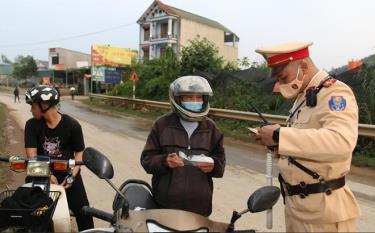 Cảnh sát giao thông huyện Văn Yên tăng cường kiểm tra, xử lý vi phạm trên tỉnh lộ 163.