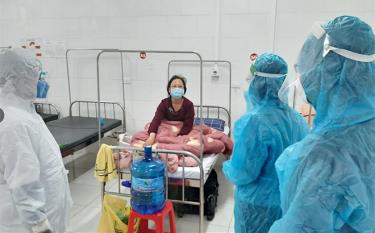 Lãnh đạo Sở Y tế thăm hỏi sức khỏe người bệnh và đánh giá áp dụng phương pháp điều trị cho bệnh nhân nhiễm SARS-CoV-2 tại Bệnh viện Phổi tỉnh Yên Bái.