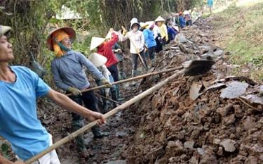 Người dân xã Nghĩa An tham gia làm kênh mương nội đồng.