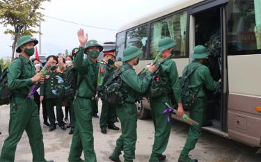 The new recruits in Nghia Lo township depart for the army in 2022.