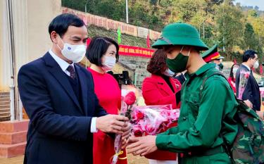 Đồng chí Lương Văn Thức - Uỷ viên Ban thường vụ, Trưởng ban Nội Chính Tỉnh uỷ, tặng hoa động viên các tân binh.