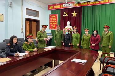 Công an đọc quyết định khởi tố, bắt tạm giam với các bị can.
