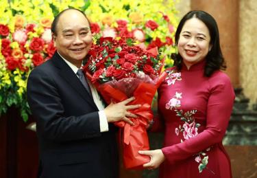 Quyền Chủ tịch nước Võ Thị Ánh Xuân tặng hoa nguyên Chủ tịch nước Nguyễn Xuân Phúc. 

