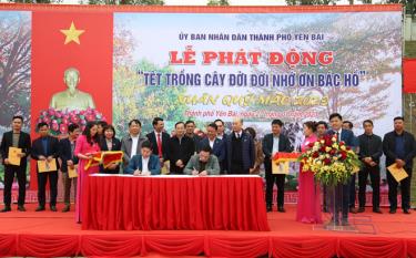 Lễ Ký cam kết trồng cây xanh đô thị năm 2023 giữa Chủ tịch UBND thành phố Yên Bái với các xã, phường.