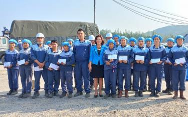 Lãnh đạo LĐLĐ huyện Văn Yên trao quà tết cho người lao động tại Chương trình “Tết Sum vầy - Xuân gắn kết” mừng xuân Quý Mão 2023 tổ chức tại Công ty cổ phần An Bình.