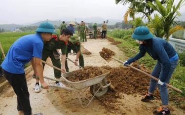 Cán bộ các xã và huyện Văn Yên tham gia “Ngày thứ Bảy cùng dân”.