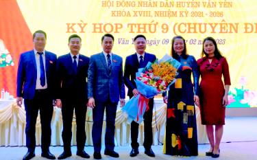 Lãnh đạo huyện Văn Yên chúc mừng ông Phạm Trung Kiên được bầu làm Phó Chủ tịch UBND huyện Văn Yên.