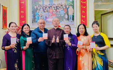 Nhà dafabet link Ưu tú Nguyễn Văn Chiêu trao sổ tiết kiệm khuyến học cho các con, cháu trong gia đình.