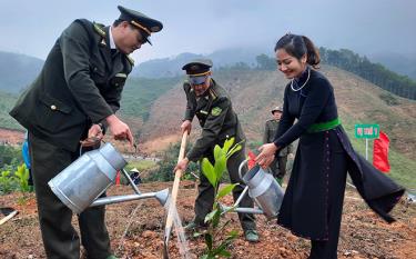 Lãnh đạo Hạt Kiểm lâm huyện Văn Chấn cùng người dân tham gia trồng cây những ngày đầu xuân Quý Mão 2023.