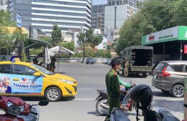 Công an phong tỏa bên ngoài chi nhánh Trung tâm đăng kiểm 50-05V.