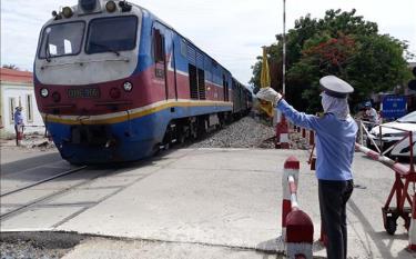Thực hiện gác chắn để đảm bảo an toàn giao thông đường ngang giao với đường sắt tại Km 1408 + 941 đoạn qua địa bàn huyện Ninh Phước. Ảnh tư liệu