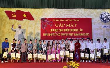 Học dafabet com Lào đang học tập tại Yên Bái nhận quà nhân dịp tết cổ truyền Việt Nam 2023.