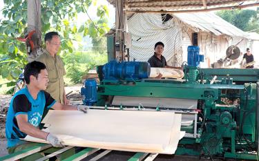 CCB Hà Văn Liêm (đứng giữa) ở thôn Đồng Cát, xã Kiên Thành phát triển mô hình trang trại tổng hợp VACR có nguồn thu đạt trên 300 triệu đồng/năm, giải quyết việc làm ổn định cho 5 lao động là con em CCB trong xã.