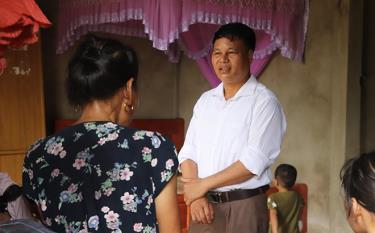 Anh Nguyễn Hữu Bằng - thành viên Tổ phản ứng nhanh phòng, chống bạo lực gia đình xã Bình Thuận, huyện Văn Chấn trao đổi với nạn nhân bị bạo lực.