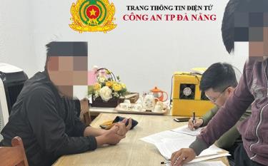 Đối tượng N.C.H (bên trái) tại cơ quan Công an.