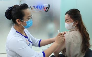 Nhân viên y tế tiêm vắc xin phòng vi rút HPV cho người dân (Ảnh: Hệ thống tiêm chủng VNVC cung cấp).