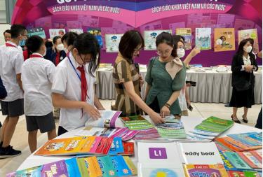 Học sinh Hà Nội xem triển lãm sách giáo khoa.