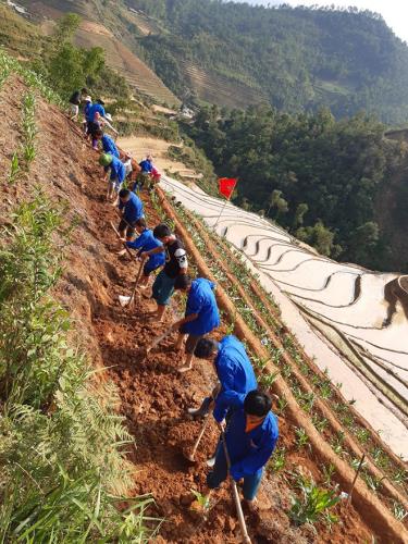 Đoàn viên thanh niên xã La Pán Tẩn tham gia tình nguyện khai hoang ruộng bậc thang tại địa phương.